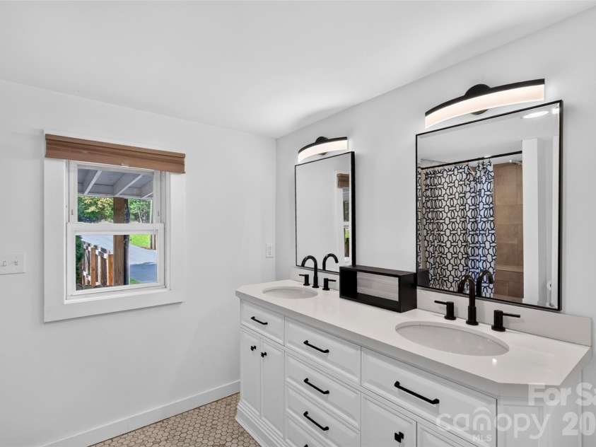39 Wyatt Street, Asheville, NC 28803.  MLS# CAR4420153, YatesRealty ID 48865. Master Ensuite