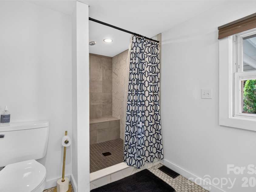 39 Wyatt Street, Asheville, NC 28803.  MLS# CAR4420153, YatesRealty ID 48865. Master Ensuite