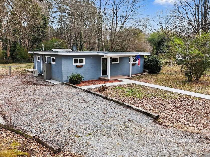 112 Lineberger Street, Stanley, NC 28164.  MLS# CAR4340100, YatesRealty ID 4887. Front Exterior