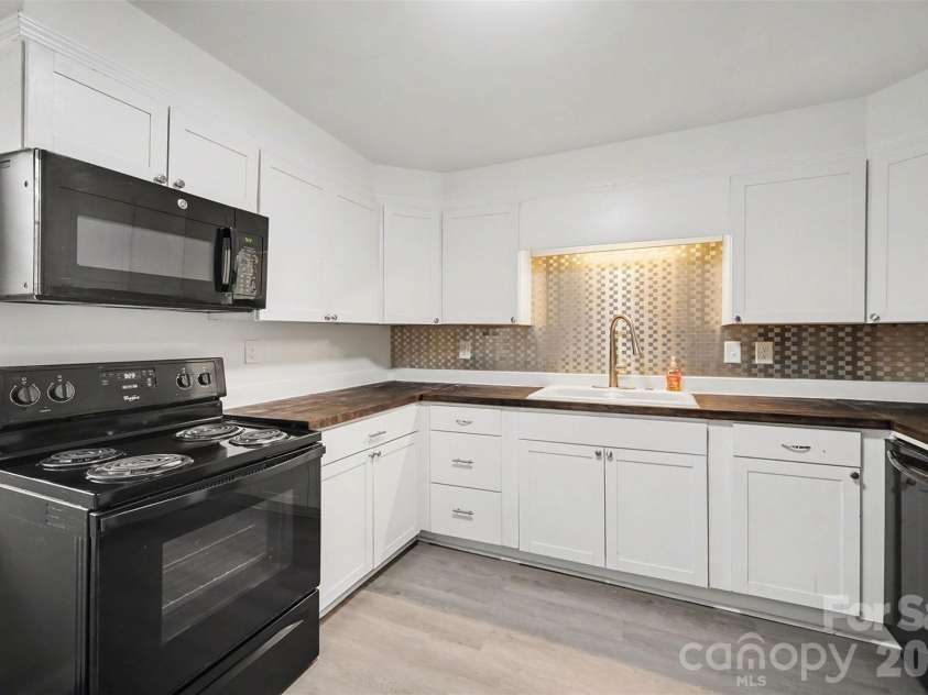 112 Lineberger Street, Stanley, NC 28164.  MLS# CAR4340100, YatesRealty ID 4887. Kitchen