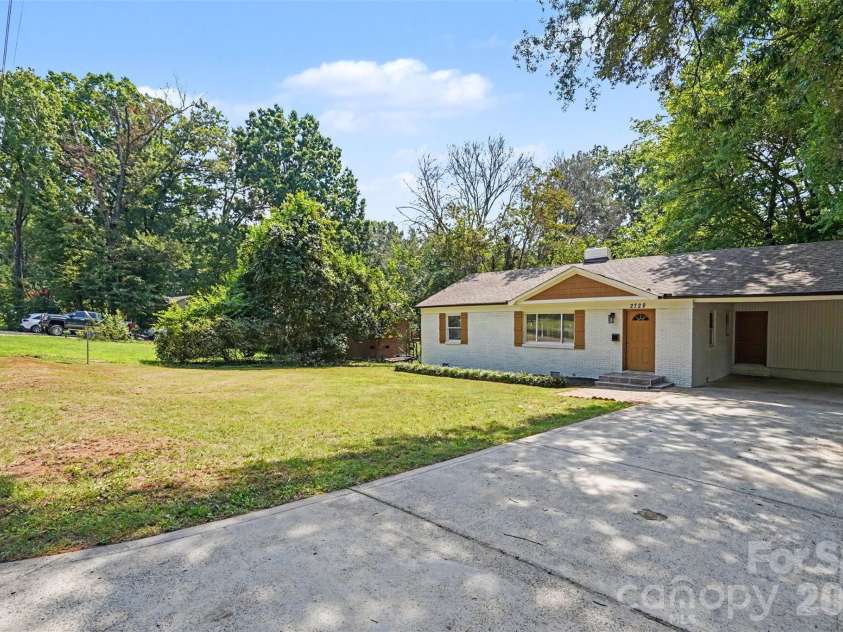 2728 Arnold Drive, Charlotte, NC 28205.  MLS# CAR4420796, YatesRealty ID 48870. 