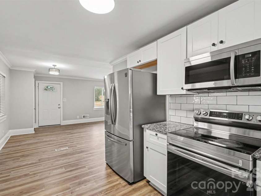 2728 Arnold Drive, Charlotte, NC 28205.  MLS# CAR4420796, YatesRealty ID 48870. 