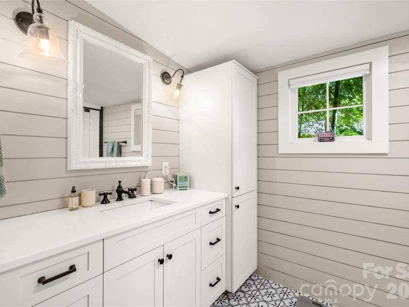 101 Olney Road, Asheville, NC 28806.  MLS# CAR4421259, YatesRealty ID 48879. Beautiful full bath