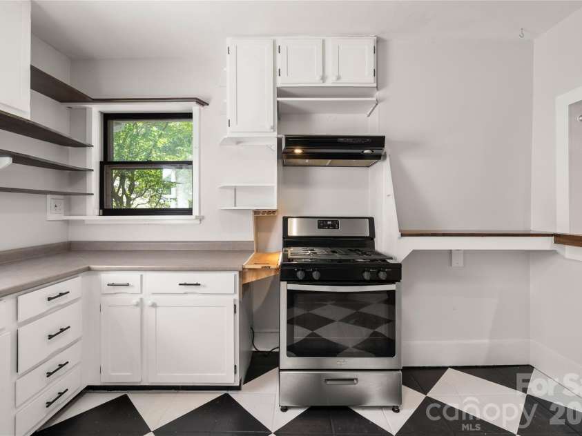 101 Olney Road, Asheville, NC 28806.  MLS# CAR4421259, YatesRealty ID 48879. Delightful gas range with so much prep space surrounding