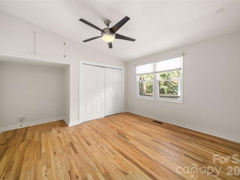 101 Olney Road, Asheville, NC 28806.  MLS# CAR4421259, YatesRealty ID 48879. Spacious primary bedroom with vaulted ceiling