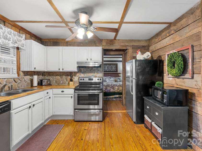 1040 Oak Ridge Lane, Mars Hill, NC 28754.  MLS# CAR4333820, YatesRealty ID 4888. 