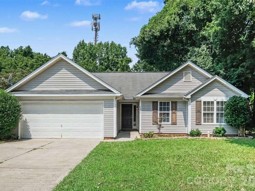4437 Craven Hill Drive, Charlotte, NC 28216.  MLS# CAR4416618, YatesRealty ID 48880. 