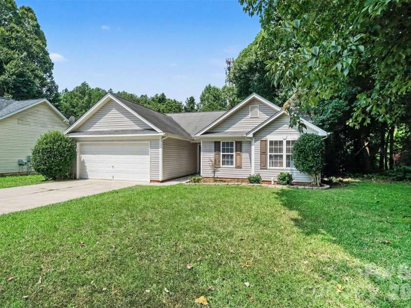 4437 Craven Hill Drive, Charlotte, NC 28216.  MLS# CAR4416618, YatesRealty ID 48880. 
