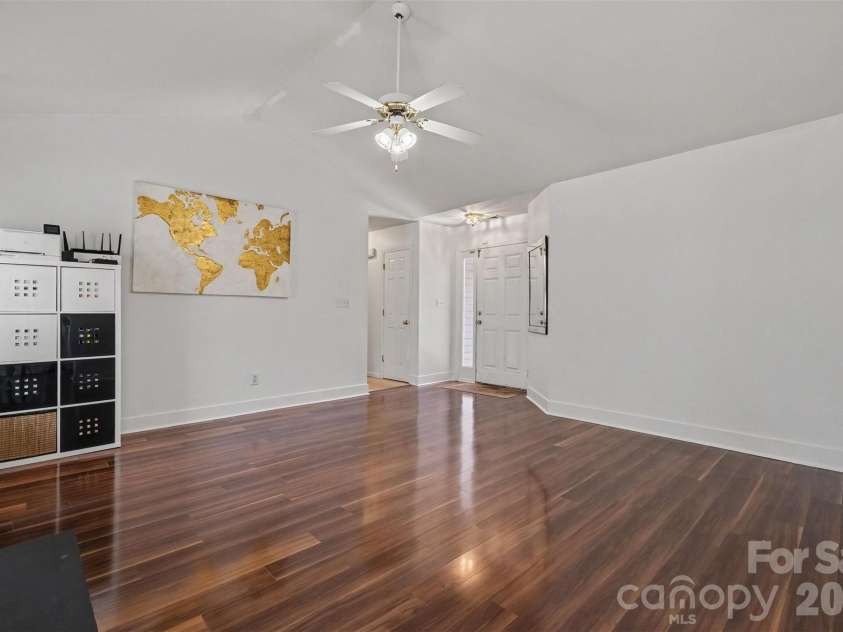4437 Craven Hill Drive, Charlotte, NC 28216.  MLS# CAR4416618, YatesRealty ID 48880. 