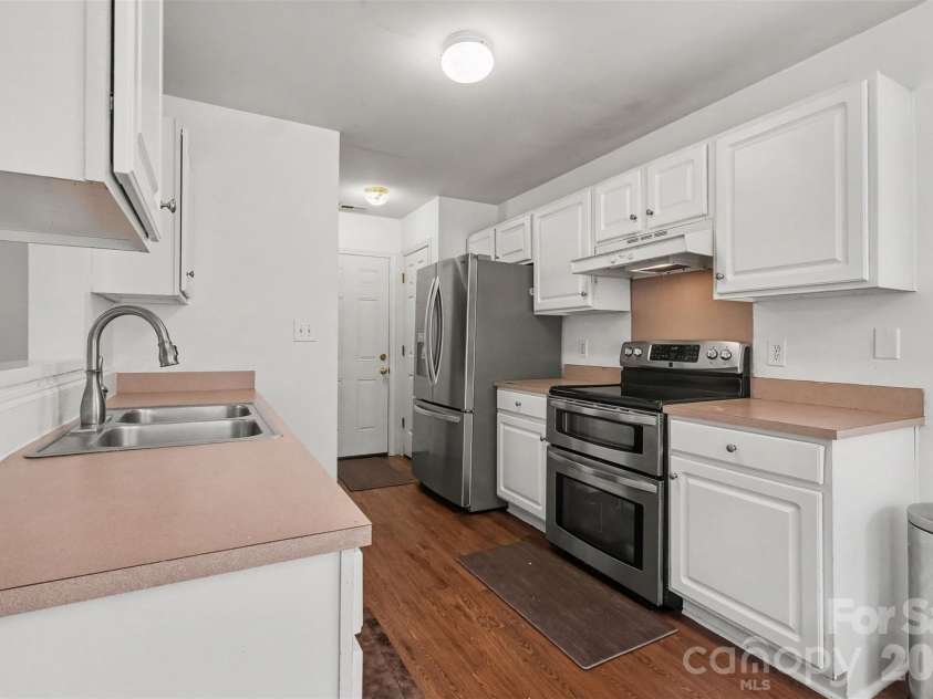 4437 Craven Hill Drive, Charlotte, NC 28216.  MLS# CAR4416618, YatesRealty ID 48880. 