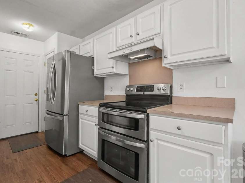 4437 Craven Hill Drive, Charlotte, NC 28216.  MLS# CAR4416618, YatesRealty ID 48880. 