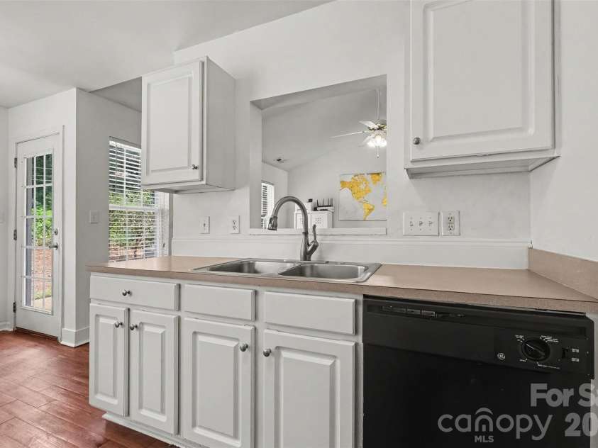 4437 Craven Hill Drive, Charlotte, NC 28216.  MLS# CAR4416618, YatesRealty ID 48880. 