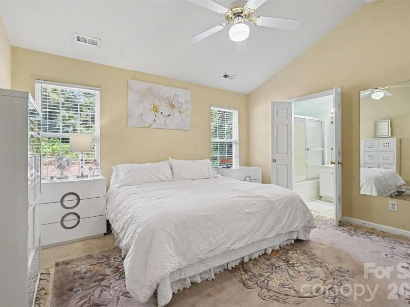 4437 Craven Hill Drive, Charlotte, NC 28216.  MLS# CAR4416618, YatesRealty ID 48880. 