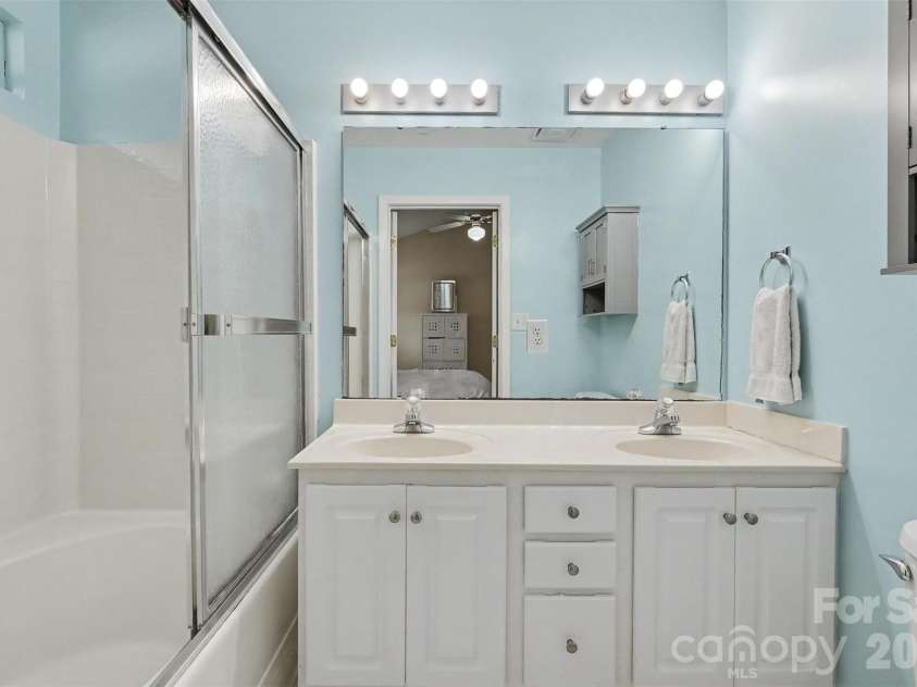 4437 Craven Hill Drive, Charlotte, NC 28216.  MLS# CAR4416618, YatesRealty ID 48880. 
