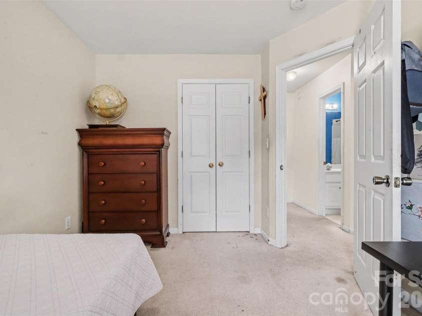 4437 Craven Hill Drive, Charlotte, NC 28216.  MLS# CAR4416618, YatesRealty ID 48880. 