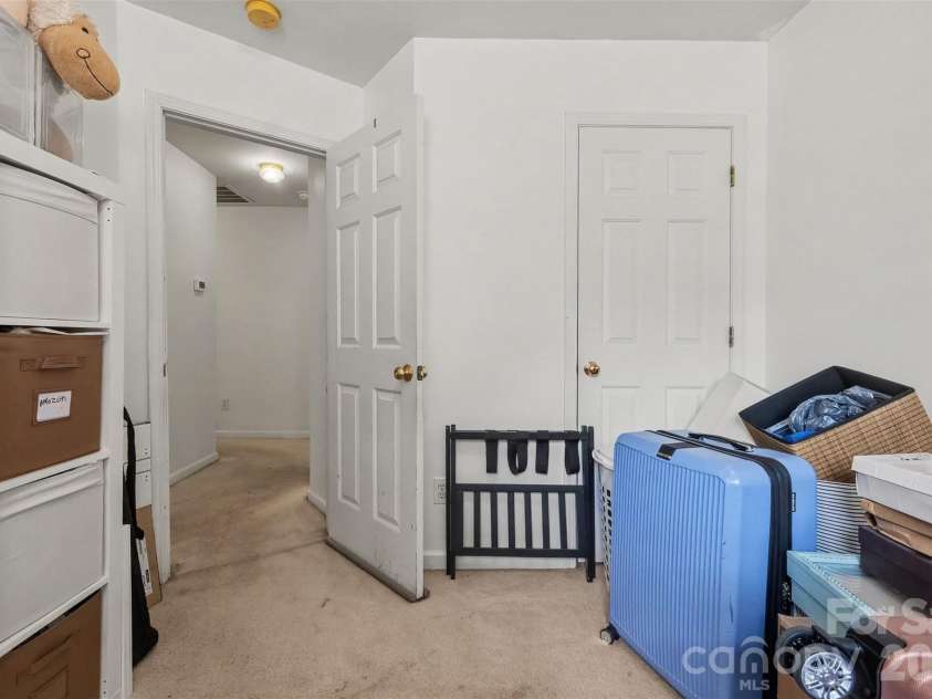 4437 Craven Hill Drive, Charlotte, NC 28216.  MLS# CAR4416618, YatesRealty ID 48880. 