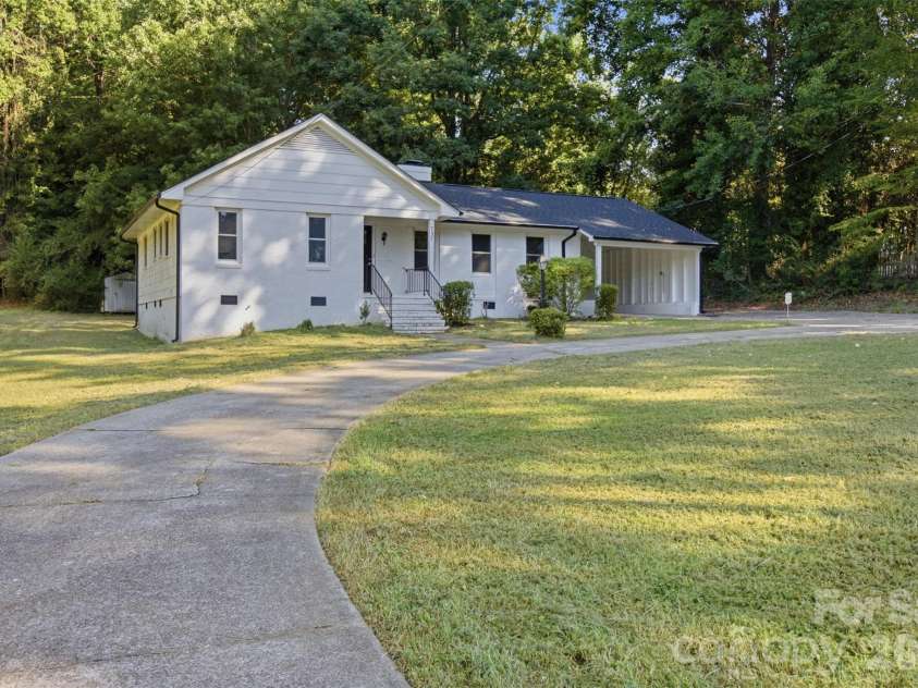 737 Lakeview Drive, Henderson, NC 27536.  MLS# CAR4421733, YatesRealty ID 48883. 