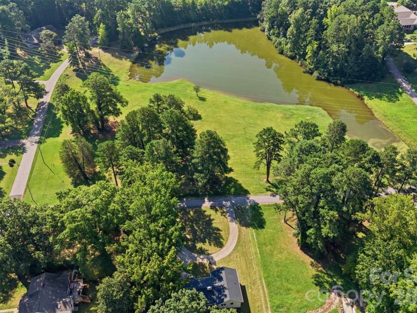 737 Lakeview Drive, Henderson, NC 27536.  MLS# CAR4421733, YatesRealty ID 48883. 