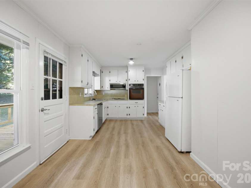 737 Lakeview Drive, Henderson, NC 27536.  MLS# CAR4421733, YatesRealty ID 48883. 
