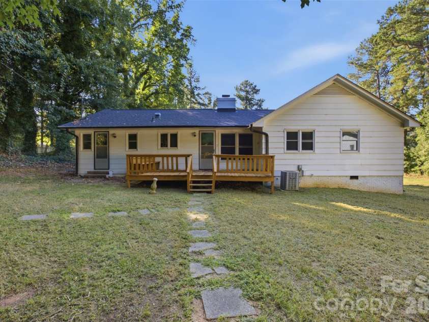 737 Lakeview Drive, Henderson, NC 27536.  MLS# CAR4421733, YatesRealty ID 48883. 