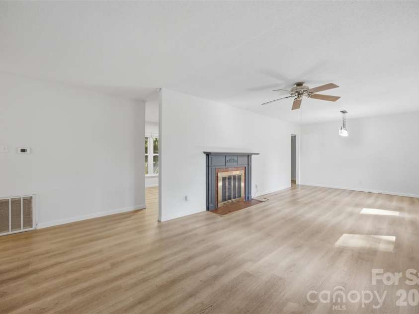 737 Lakeview Drive, Henderson, NC 27536.  MLS# CAR4421733, YatesRealty ID 48883. 
