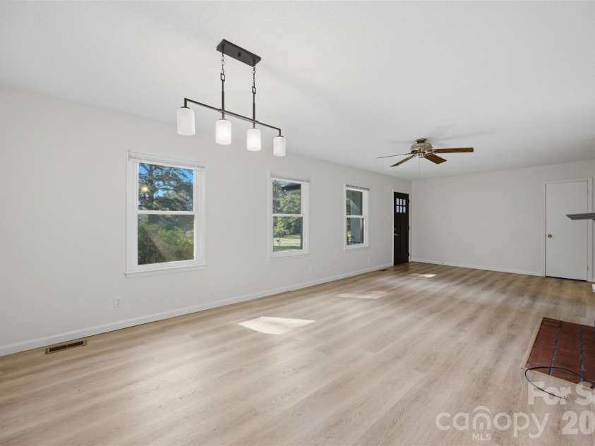 737 Lakeview Drive, Henderson, NC 27536.  MLS# CAR4421733, YatesRealty ID 48883. 