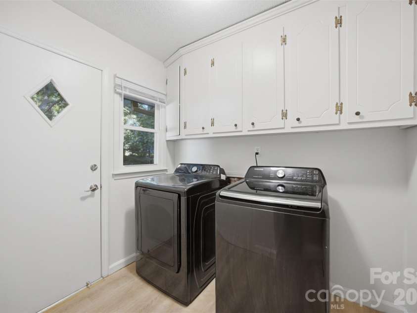 737 Lakeview Drive, Henderson, NC 27536.  MLS# CAR4421733, YatesRealty ID 48883. 