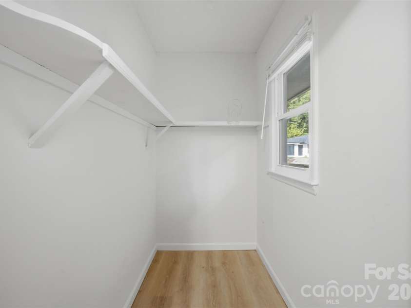 737 Lakeview Drive, Henderson, NC 27536.  MLS# CAR4421733, YatesRealty ID 48883. 