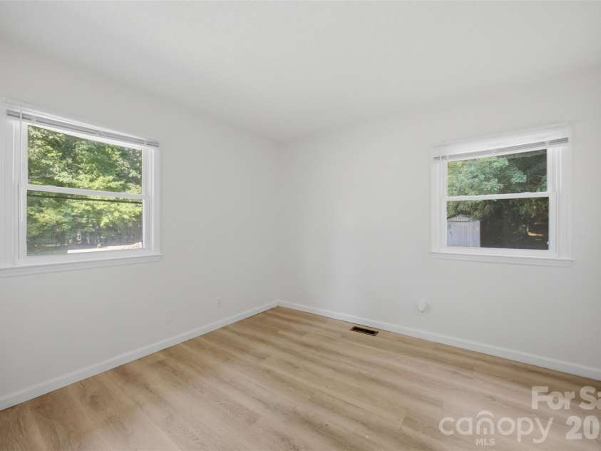 737 Lakeview Drive, Henderson, NC 27536.  MLS# CAR4421733, YatesRealty ID 48883. 