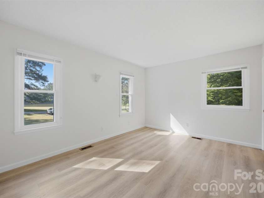 737 Lakeview Drive, Henderson, NC 27536.  MLS# CAR4421733, YatesRealty ID 48883. 