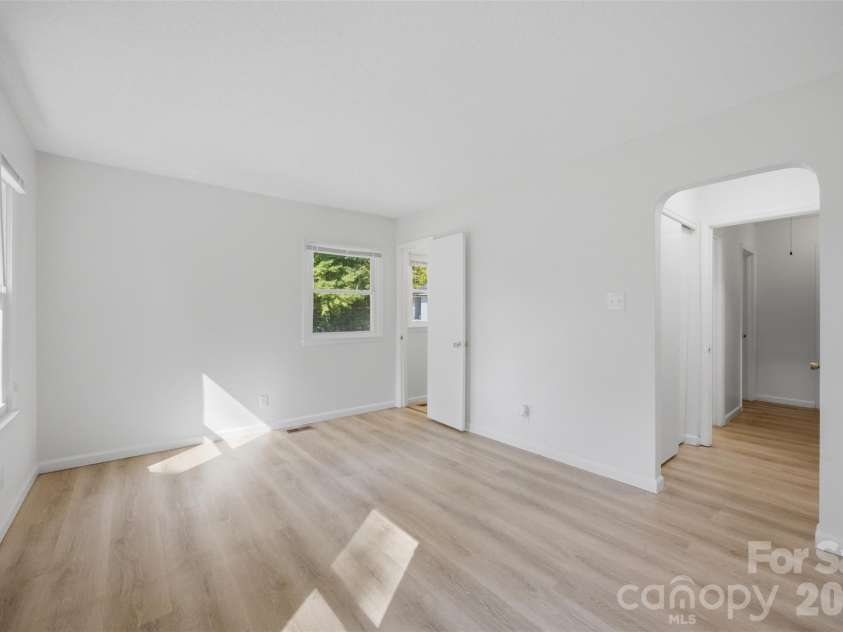 737 Lakeview Drive, Henderson, NC 27536.  MLS# CAR4421733, YatesRealty ID 48883. 