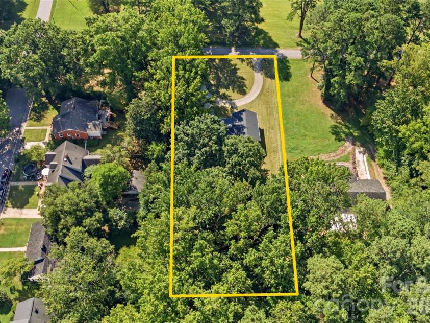 737 Lakeview Drive, Henderson, NC 27536.  MLS# CAR4421733, YatesRealty ID 48883. 