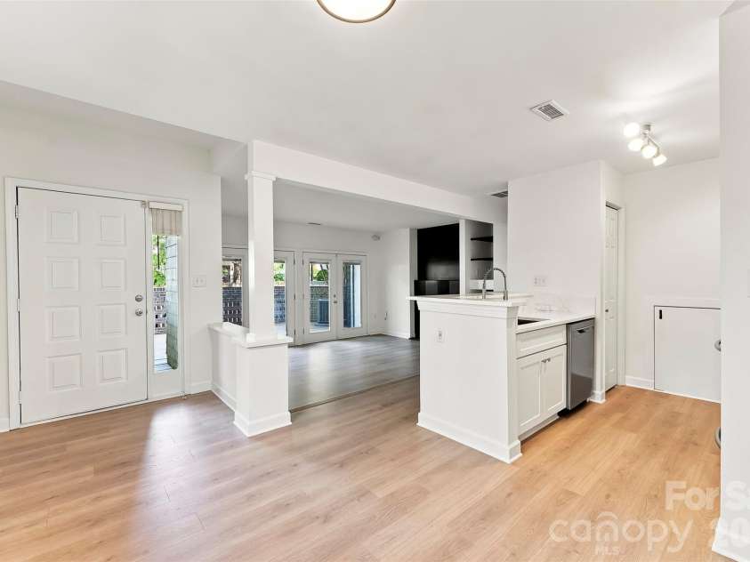 425 8th Street, Charlotte, NC 28202.  MLS# CAR4421527, YatesRealty ID 48884. 