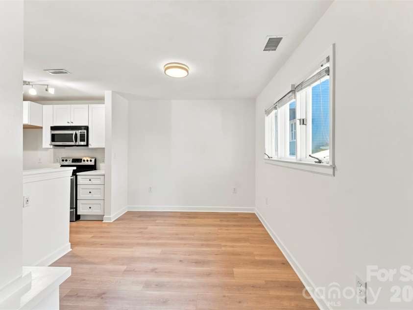 425 8th Street, Charlotte, NC 28202.  MLS# CAR4421527, YatesRealty ID 48884. 