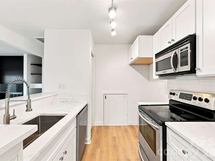 425 8th Street, Charlotte, NC 28202.  MLS# CAR4421527, YatesRealty ID 48884. 