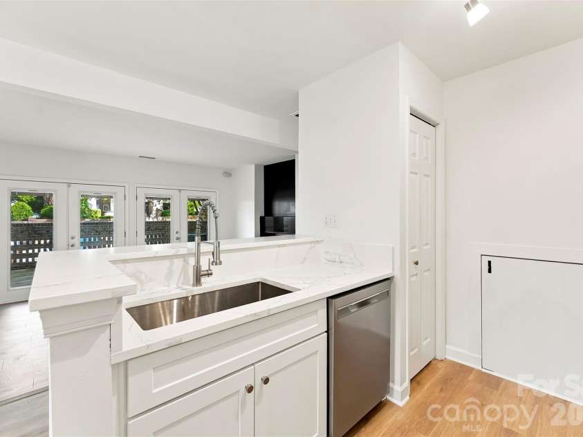 425 8th Street, Charlotte, NC 28202.  MLS# CAR4421527, YatesRealty ID 48884. 