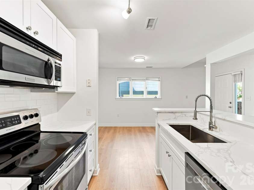 425 8th Street, Charlotte, NC 28202.  MLS# CAR4421527, YatesRealty ID 48884. 