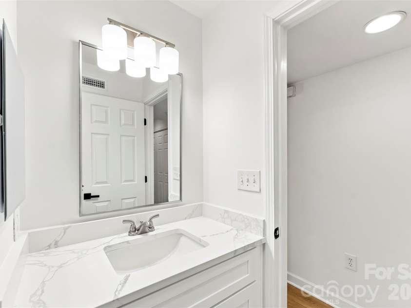 425 8th Street, Charlotte, NC 28202.  MLS# CAR4421527, YatesRealty ID 48884. 