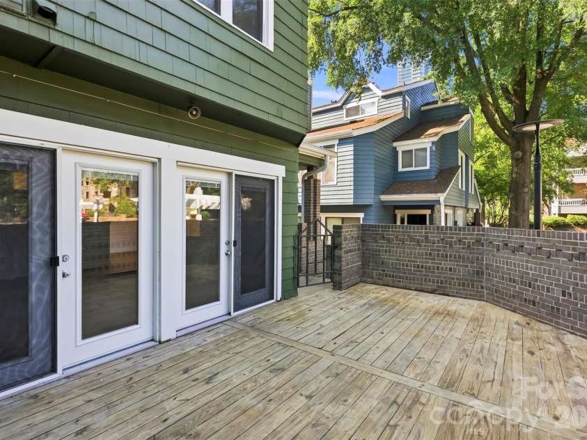 425 8th Street, Charlotte, NC 28202.  MLS# CAR4421527, YatesRealty ID 48884. 