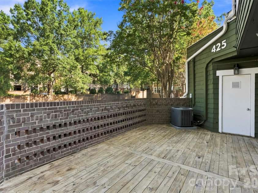 425 8th Street, Charlotte, NC 28202.  MLS# CAR4421527, YatesRealty ID 48884. 