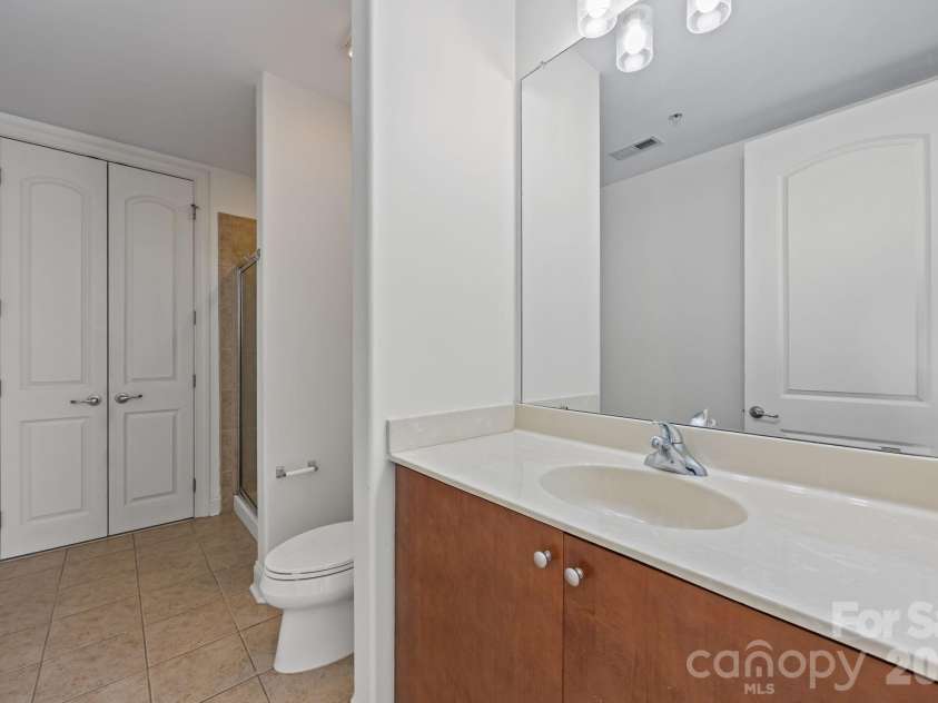4620 Piedmont Row Drive, Charlotte, NC 28210.  MLS# CAR4344183, YatesRealty ID 4889. Primary Bedroom Ensuite Bath
