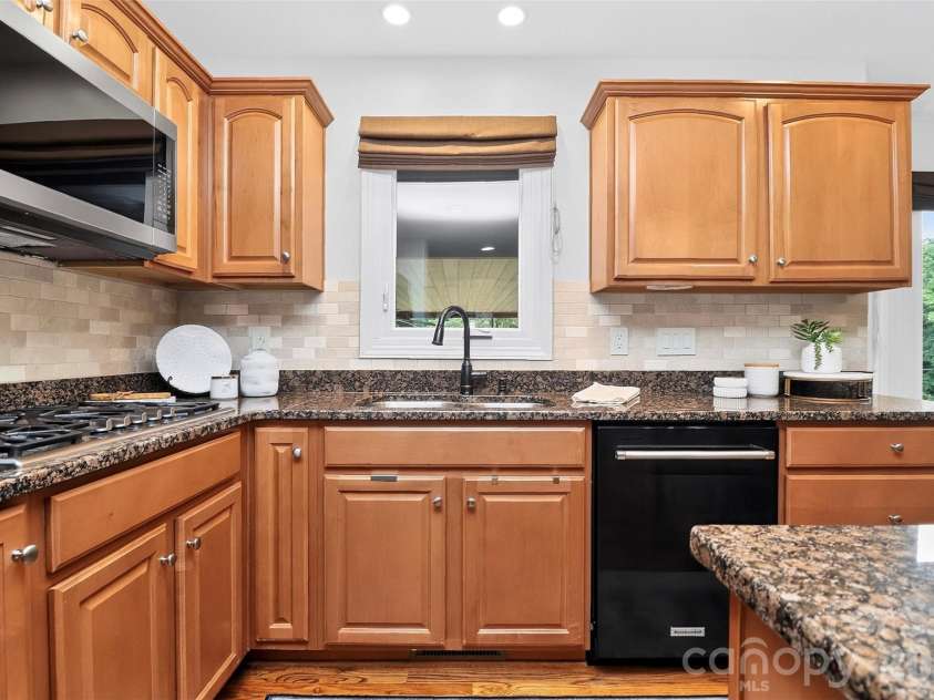 6014 Lake Providence Lane, Charlotte, NC 28277.  MLS# CAR4417840, YatesRealty ID 48890. 