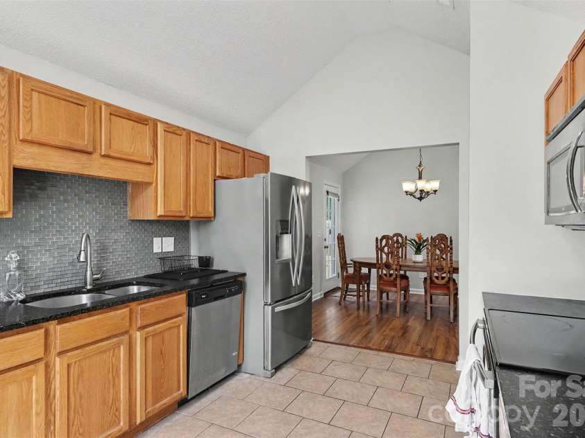 416 Mcginn Grove Drive, Charlotte, NC 28216.  MLS# CAR4421684, YatesRealty ID 48891. Kitchen - Granite Counter, Tile Backsplash, Tile Flooring