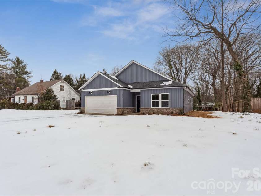 216 Magnolia Street, Statesville, NC 28677.  MLS# CAR4343905, YatesRealty ID 4890. 