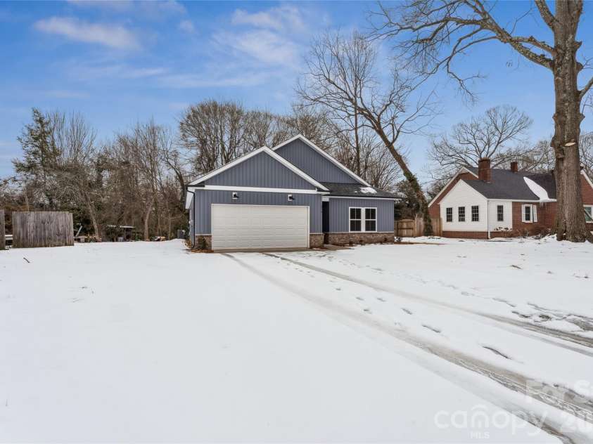 216 Magnolia Street, Statesville, NC 28677.  MLS# CAR4343905, YatesRealty ID 4890. 