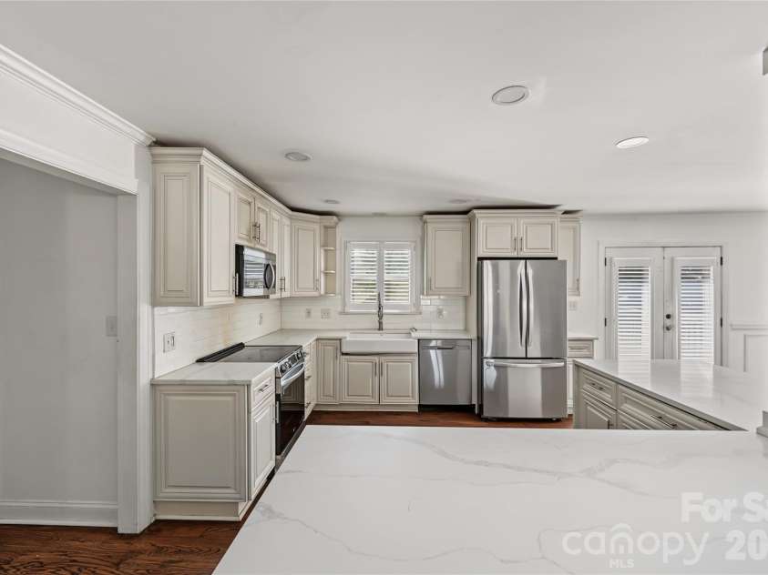 3453 Selwyn Avenue, Charlotte, NC 28209.  MLS# CAR4421472, YatesRealty ID 48903. 