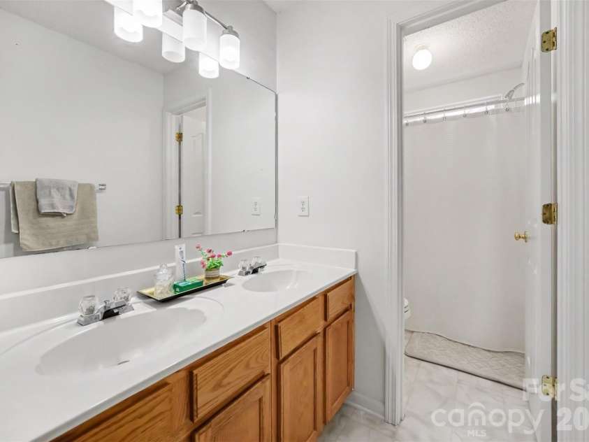 3207 Passour Ridge Lane, Charlotte, NC 28269.  MLS# CAR4421125, YatesRealty ID 48906. Bathroom 2