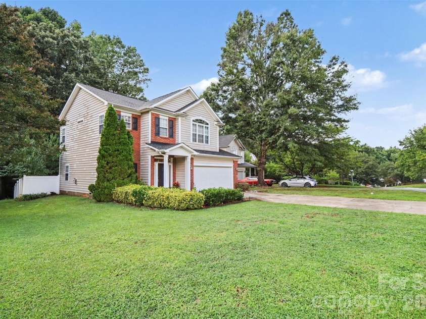 3207 Passour Ridge Lane, Charlotte, NC 28269.  MLS# CAR4421125, YatesRealty ID 48906. Frontyard