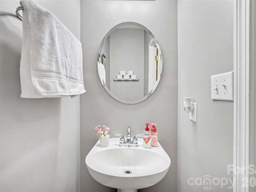 3207 Passour Ridge Lane, Charlotte, NC 28269.  MLS# CAR4421125, YatesRealty ID 48906. Half bath
