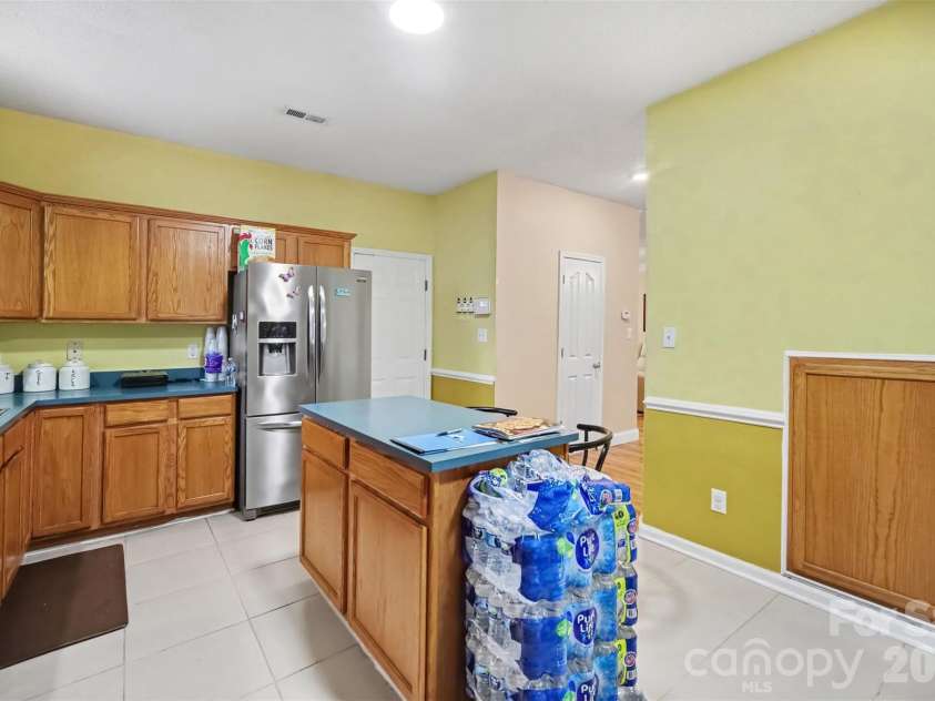 3207 Passour Ridge Lane, Charlotte, NC 28269.  MLS# CAR4421125, YatesRealty ID 48906. Kitchen